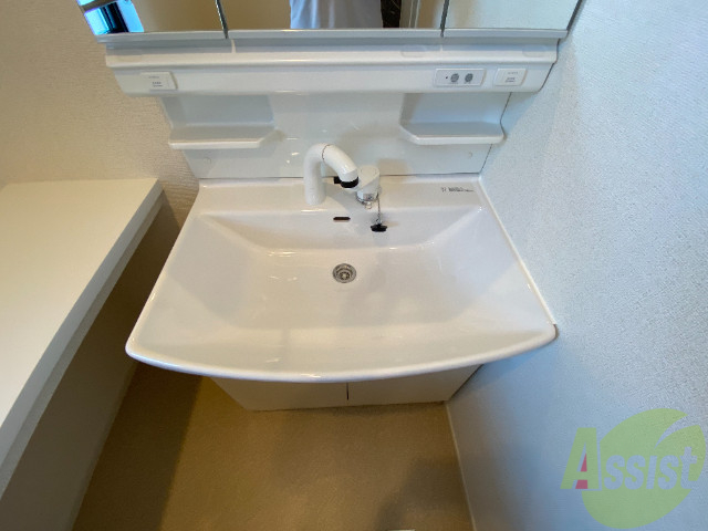 洗面設備　洗面台。朝の身支度はここでばっちり決めましょう。