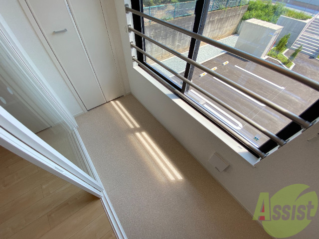 バルコニー　サンルームです。ここで洗濯物が干せますね。これは嬉しい。