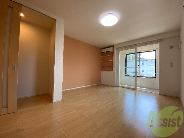 居室・リビング　１３．２の洋室です。広々としてきれいですね。