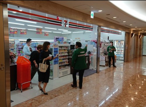 コンビニ　セブンイレブン 堂島アバンザ店（コンビニ）まで745m