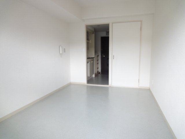 居室・リビング　同物件、別号室のものです。