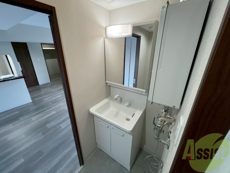 洗面設備　独立洗面台です。大きくてよいですね。シャンプーもできます。