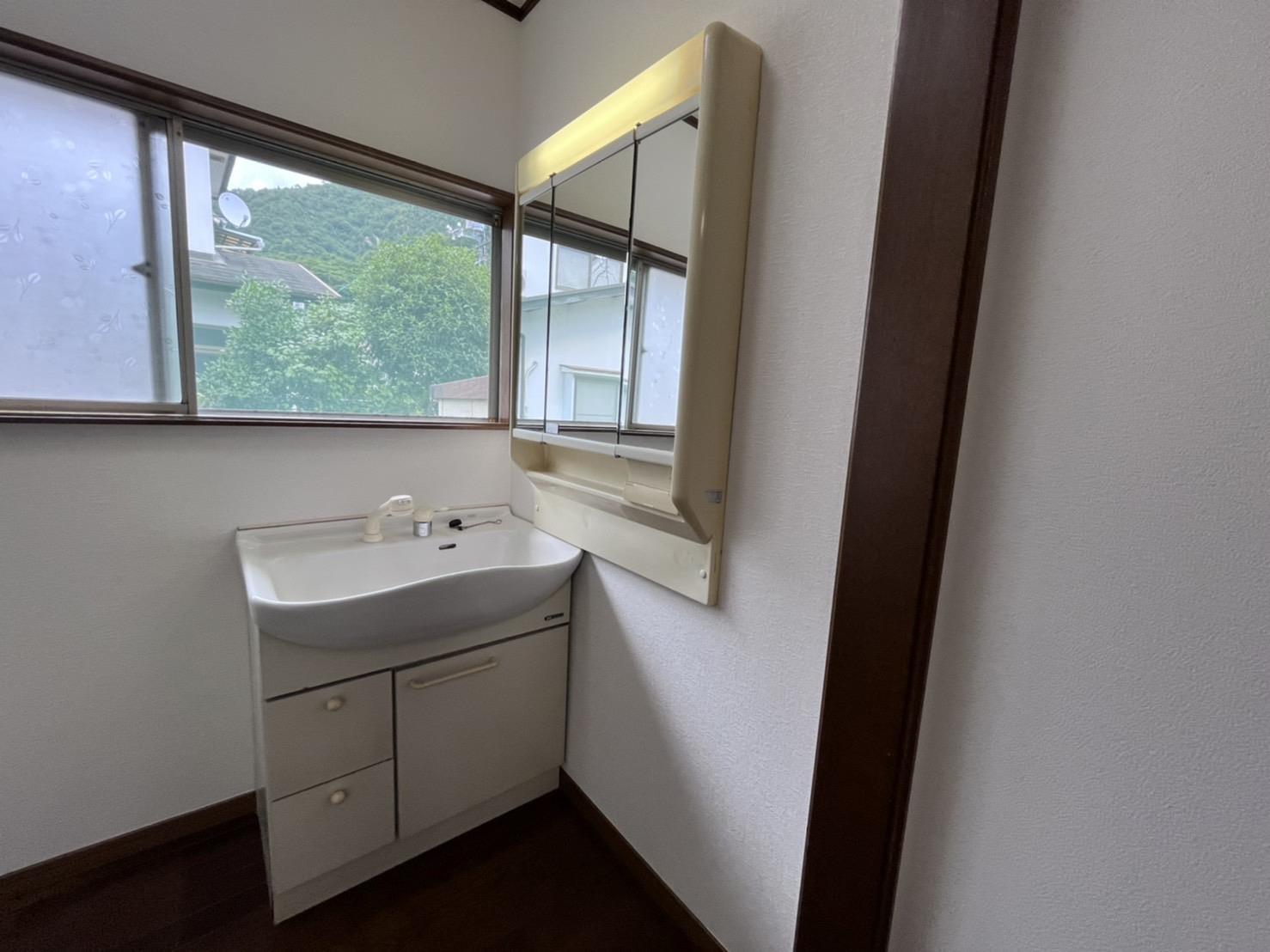 洗面設備　ワイドでお掃除のしやすい洗髪洗面化粧台♪