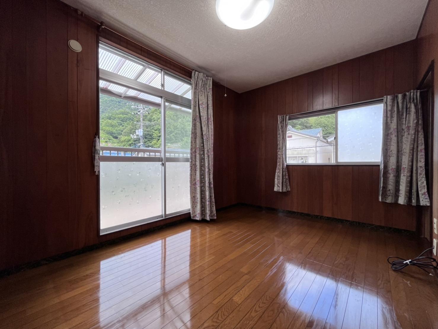 居室・リビング　バルコニーに面した明るい2階洋室6帖♪