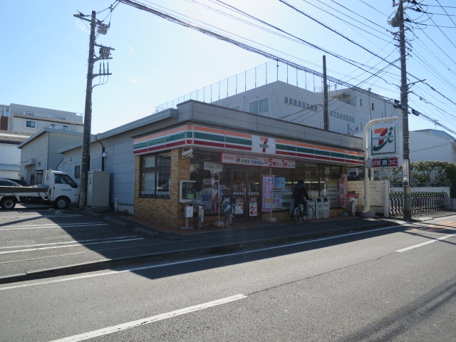 コンビニ　セブンイレブン（コンビニ）まで637m