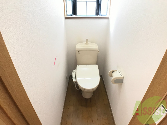 トイレ　嬉しいウォシュレット機能付きです。シャワートイレは便利ですね