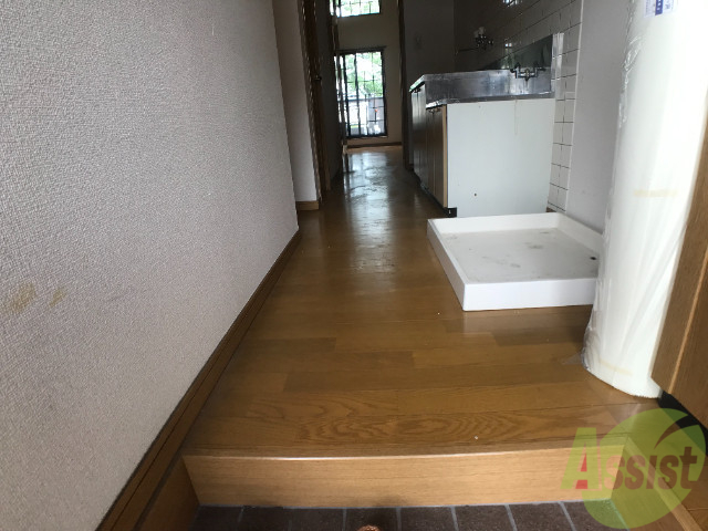 玄関　玄関から撮影しました。敷居が高くなくて安心ですね。