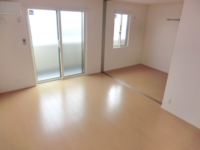 居室・リビング　リビングは12.3帖。室内にエアコン1台あり☆