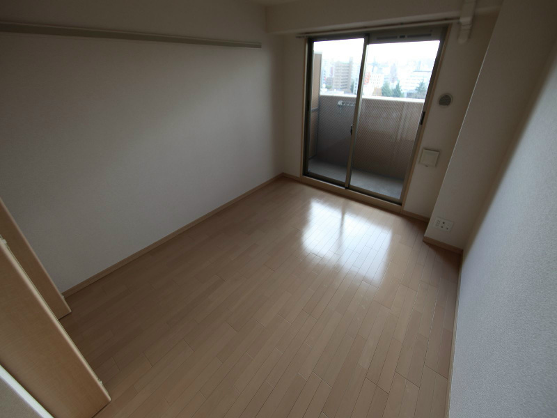 居室・リビング　洋室6.5帖　エアコン完備　南向き