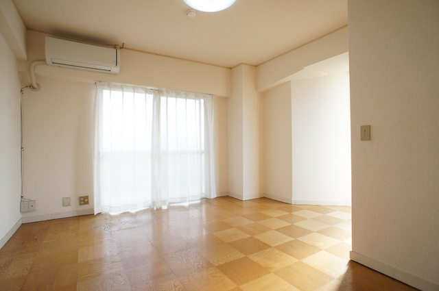 居室・リビング　広々とした居室は、ベッドもソファも置ける広さ