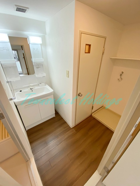 洗面設備　明るい洗面所です