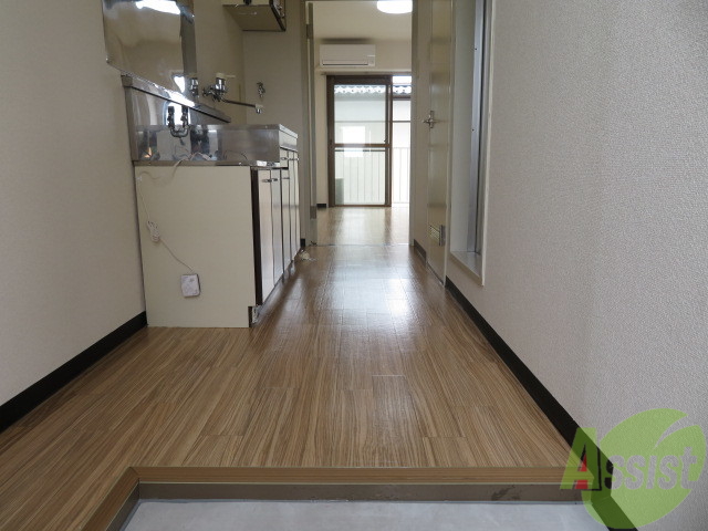 玄関　玄関を入ると正面が居室、右手にお風呂トイレです