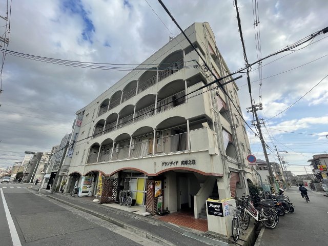 建物外観　落ち着いた雰囲気の外観です☆