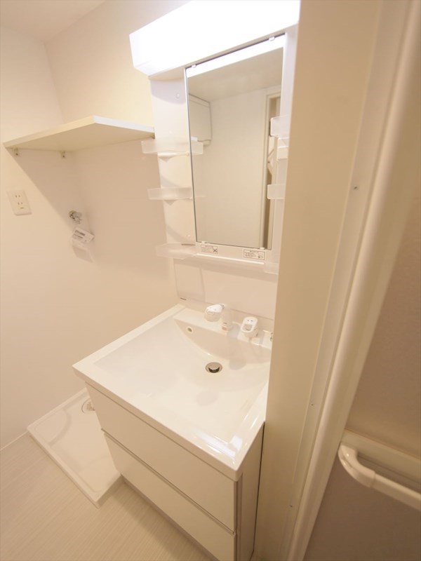 洗面設備　脱衣所　独立洗面台（シャンプードレッサー付）収納スペース有