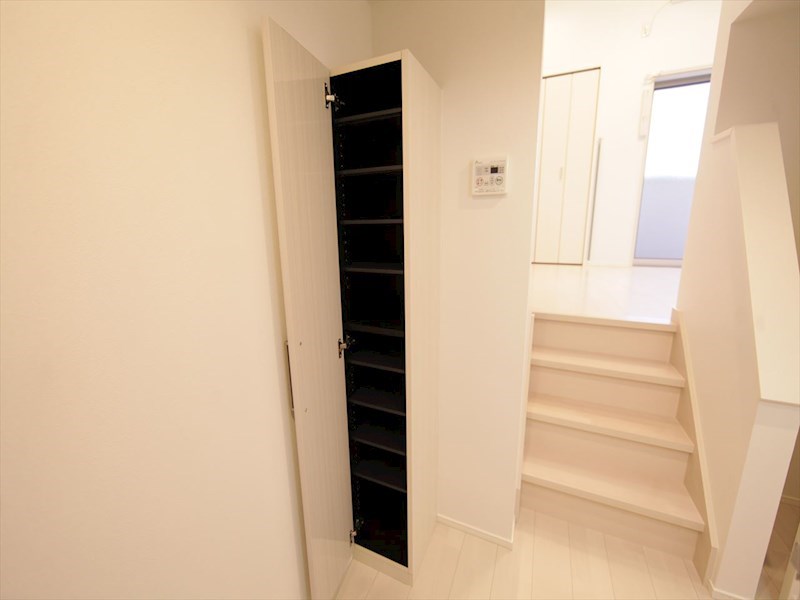 玄関　玄関　シューズボックス付（収納充実してます）