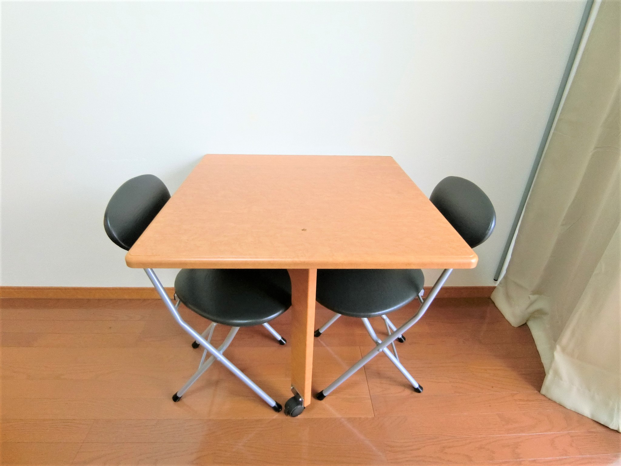 その他共有部分　折り畳み式の机とイスが備え付けです☆