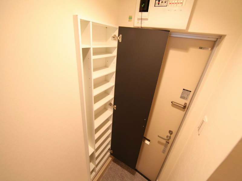 玄関　玄関　シューズボックス付（収納充実してます）