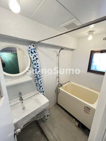 バス・シャワールーム　落ち着いた空間のお風呂です