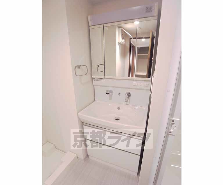 洗面設備　嬉しい３面鏡です・