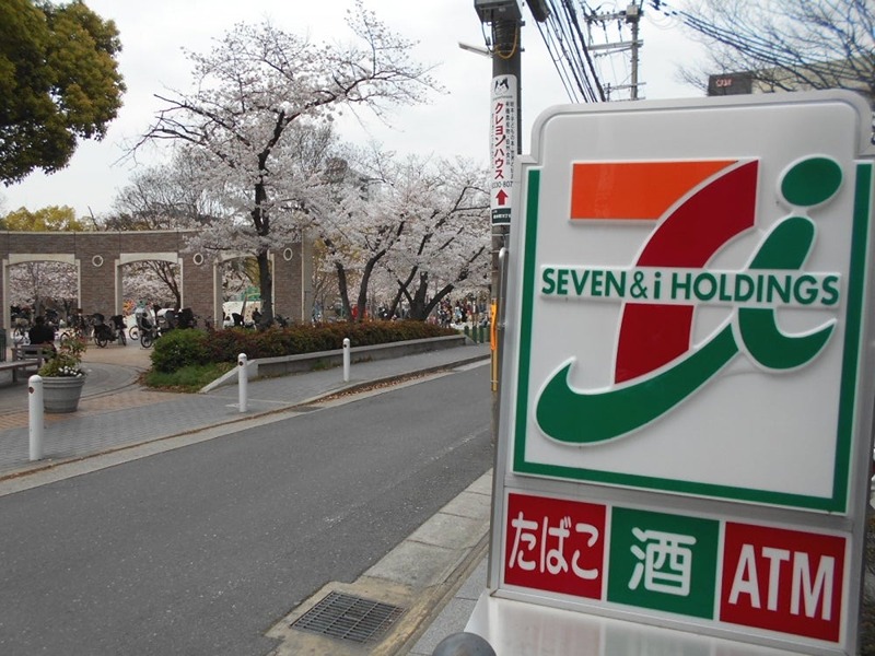 コンビニ　セブンイレブン 江坂公園前店（コンビニ）まで180m