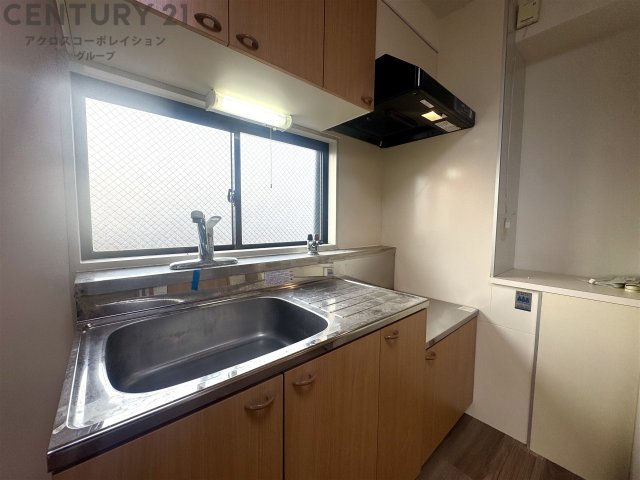 キッチン　窓付きのキッチンで換気がしやすくておすすめ！