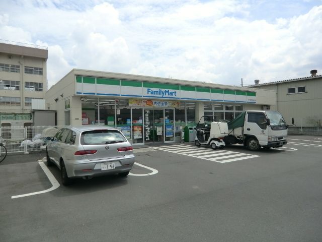 コンビニ　ファミリーマート（コンビニ）まで520m