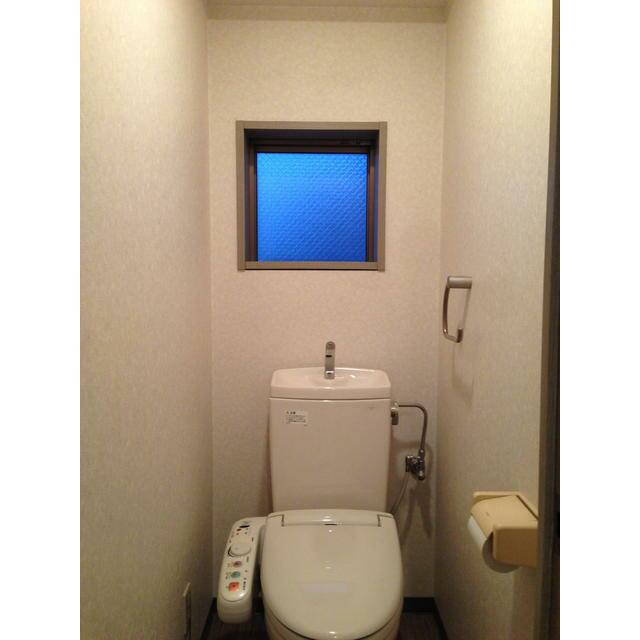 トイレ　温水洗浄機能付き便座・窓あり