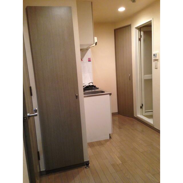 玄関　玄関大きめな靴箱有り