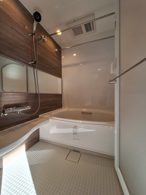 バス・シャワールーム　追焚・浴室乾燥機付きのバスルーム