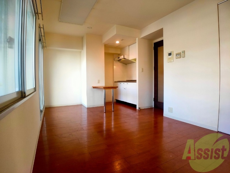 居室・リビング　リビングです。木目のフローリングが落ち着きますね。