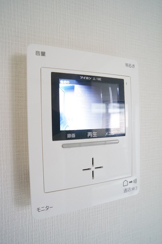 セキュリティ　訪問者を映像で確認できるモニター付きインターホン完備。