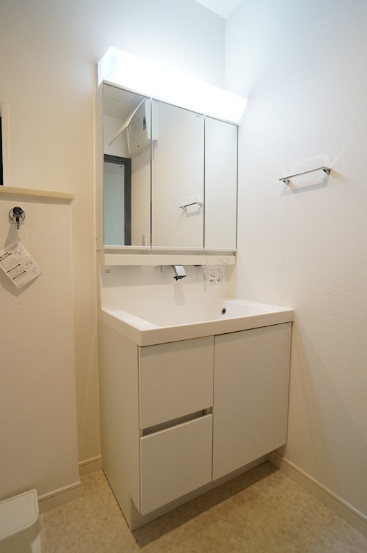 洗面設備　身支度に便利な独立洗面台付き。