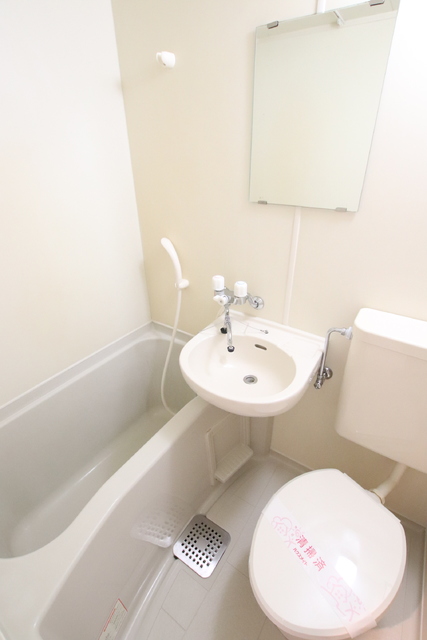 バス・シャワールーム　３点ユニットバスです♪