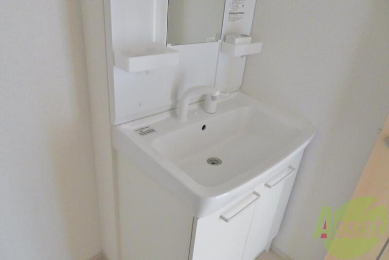 洗面設備　洗面化粧台がついていて忙しい朝も快適ですね。