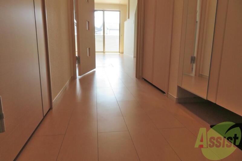 玄関　玄関からの写真になります。フラットな玄関です。