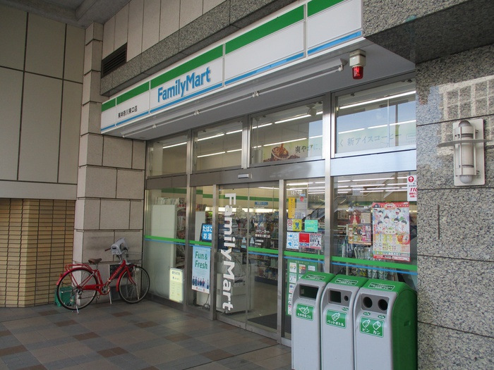コンビニ　ファミリーマート東神奈川東口店（コンビニ）まで409m