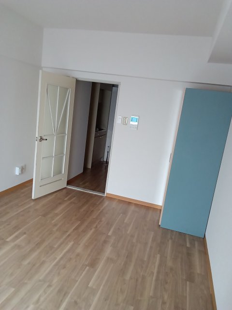 居室・リビング　同物件、別号室