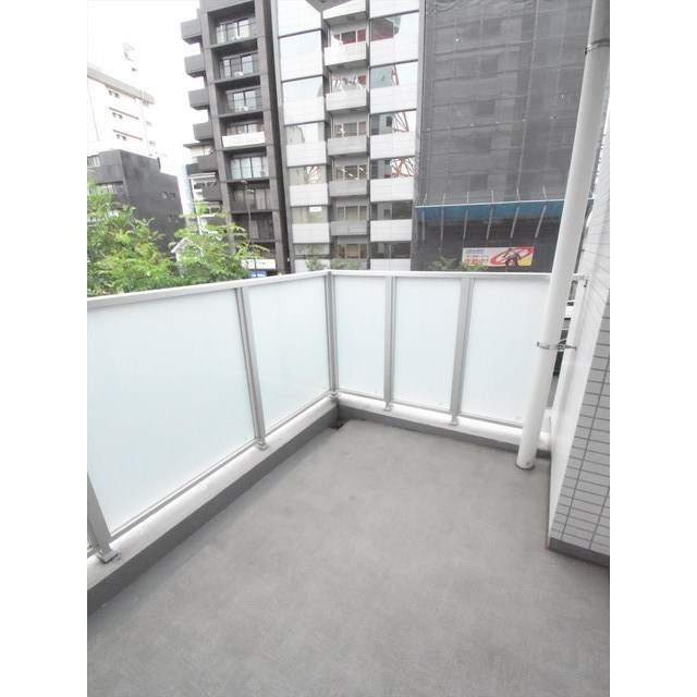 バルコニー　バルコニーからの眺めを楽しみながら食事をしませんか