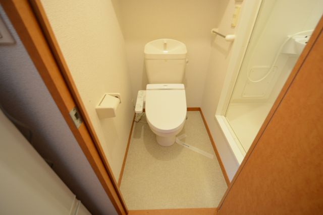 トイレ　温水洗浄便座ついてます☆