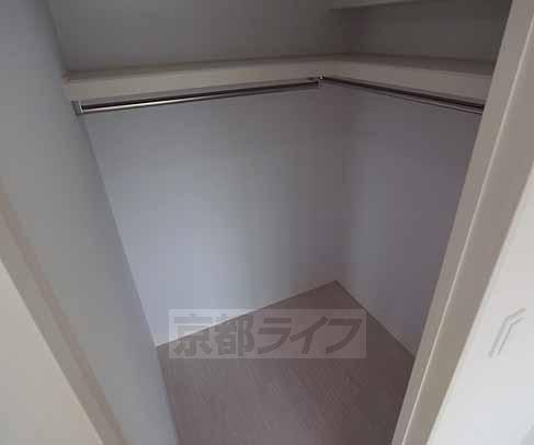 収納　コートや服はここへ・