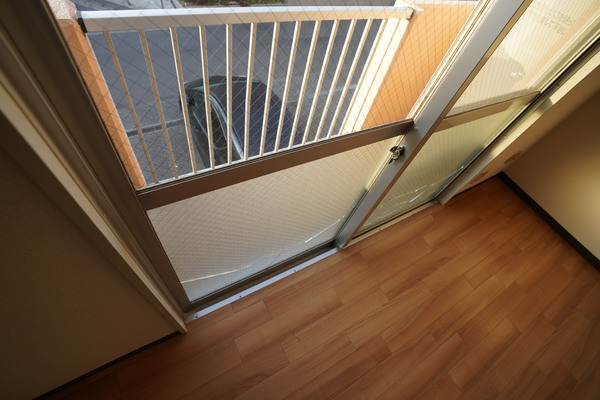 バルコニー　同じ建物の別の部屋