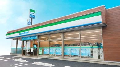 コンビニ　ファミリーマート 英賀春日町店（コンビニ）（コンビニ）まで666m