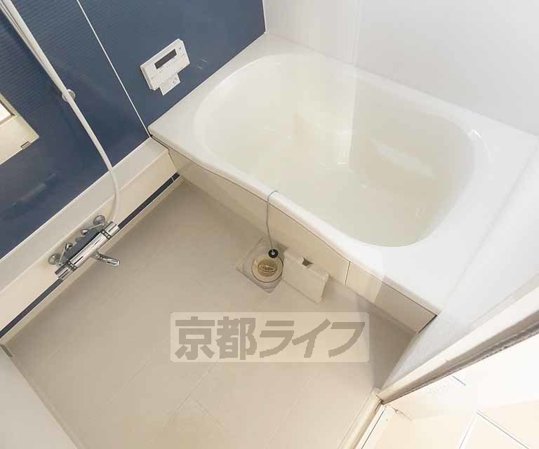 バス・シャワールーム　鏡の付いた便利なお風呂