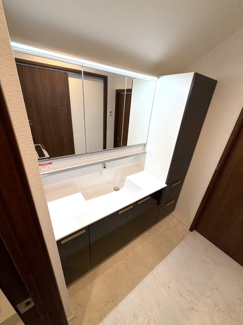 洗面設備　収納が豊富な２階洗面所です。