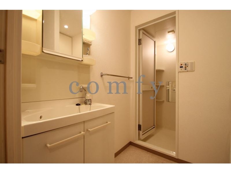 洗面設備　ダブルロックの玄関ドア