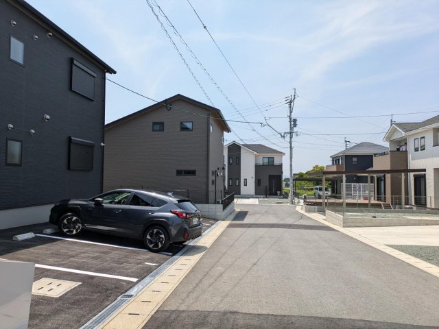 駐車場　前面道路も広く駐車しやすいです