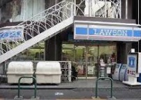 コンビニ　ローソン南青山二丁目店（コンビニ）まで70m