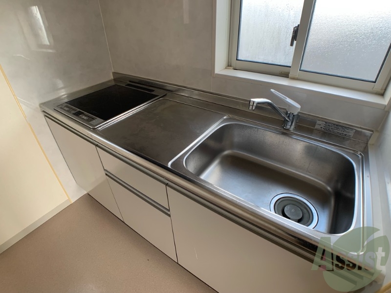 キッチン　２口ＩＨなので、安全で料理も捗りますね。