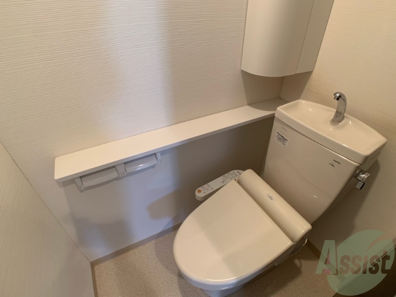 トイレ　ウォシュレットが付いているので、快適に使えますね。