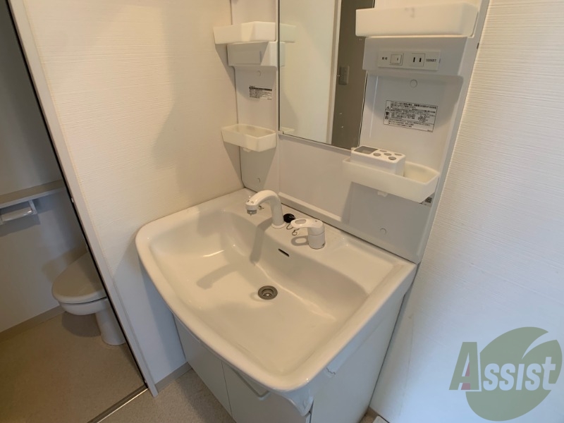 洗面設備　洗面所は独立しているので、朝の支度はこちらでどうぞ。